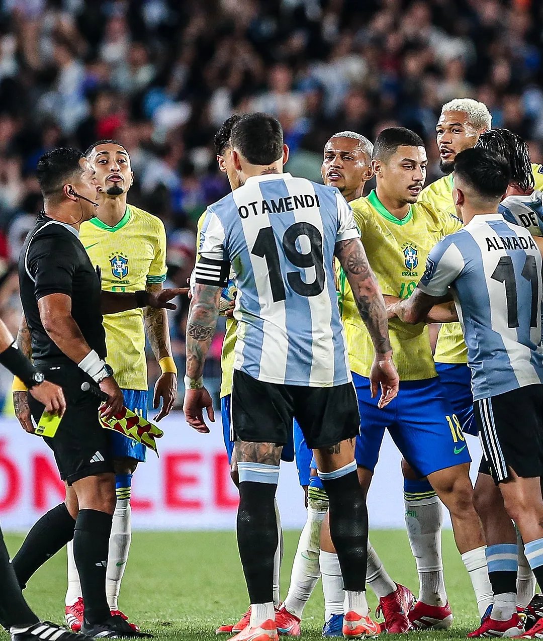 巴西队力挫阿根廷，晋级决赛争夺荣誉