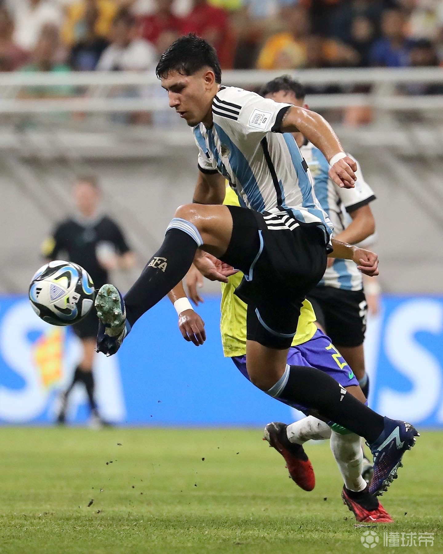 巴西队力挫阿根廷，晋级决赛争夺荣誉