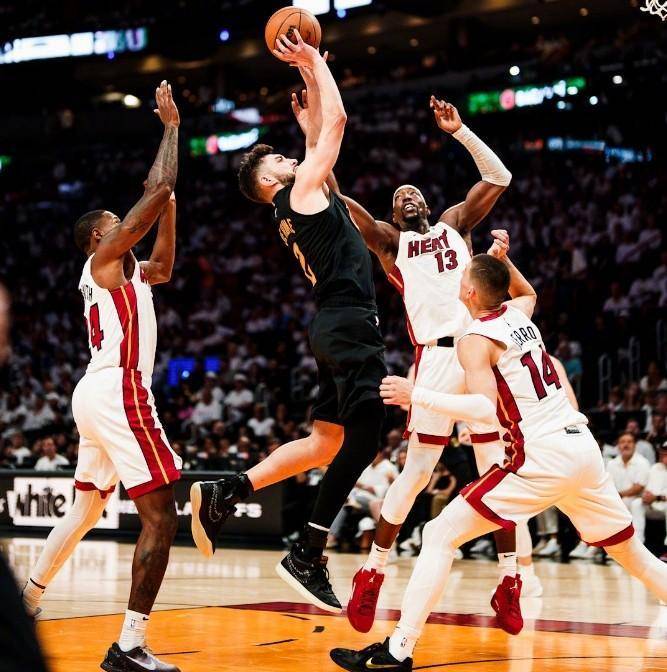 IM体育下载-广东队横扫骑士，米切尔惊艳四座