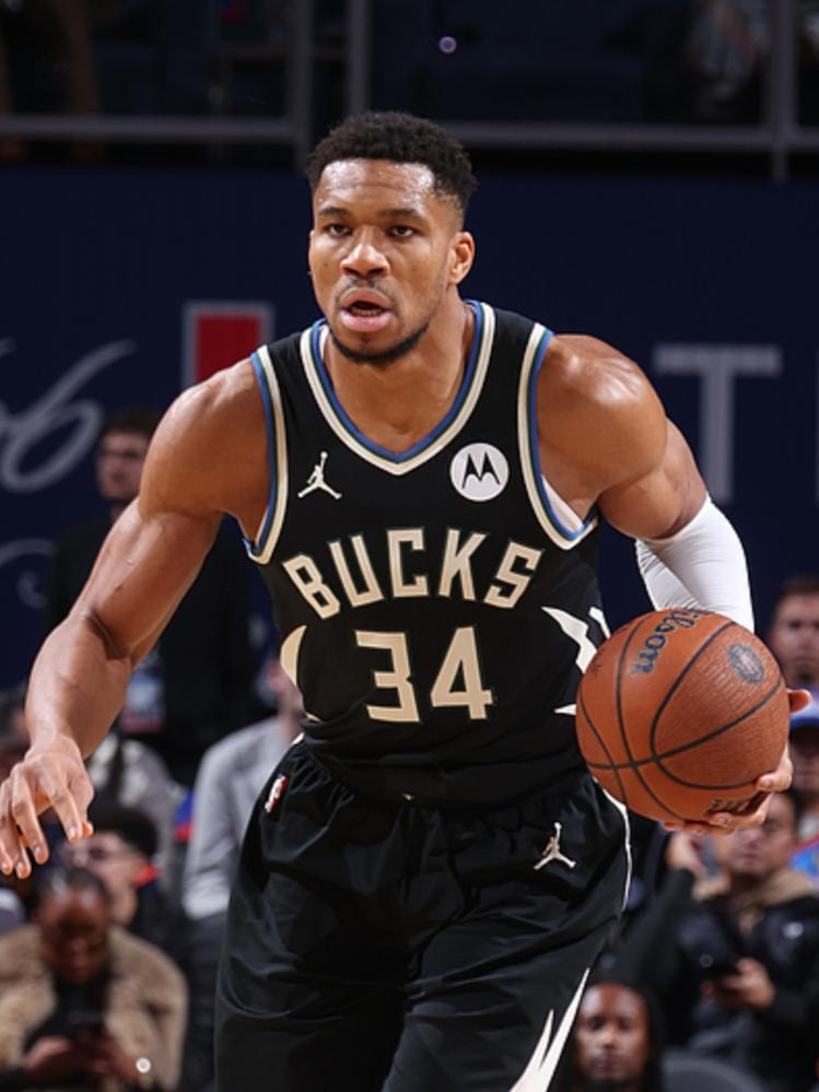 雄鹿队教练鼓励球员尽全力发挥实力