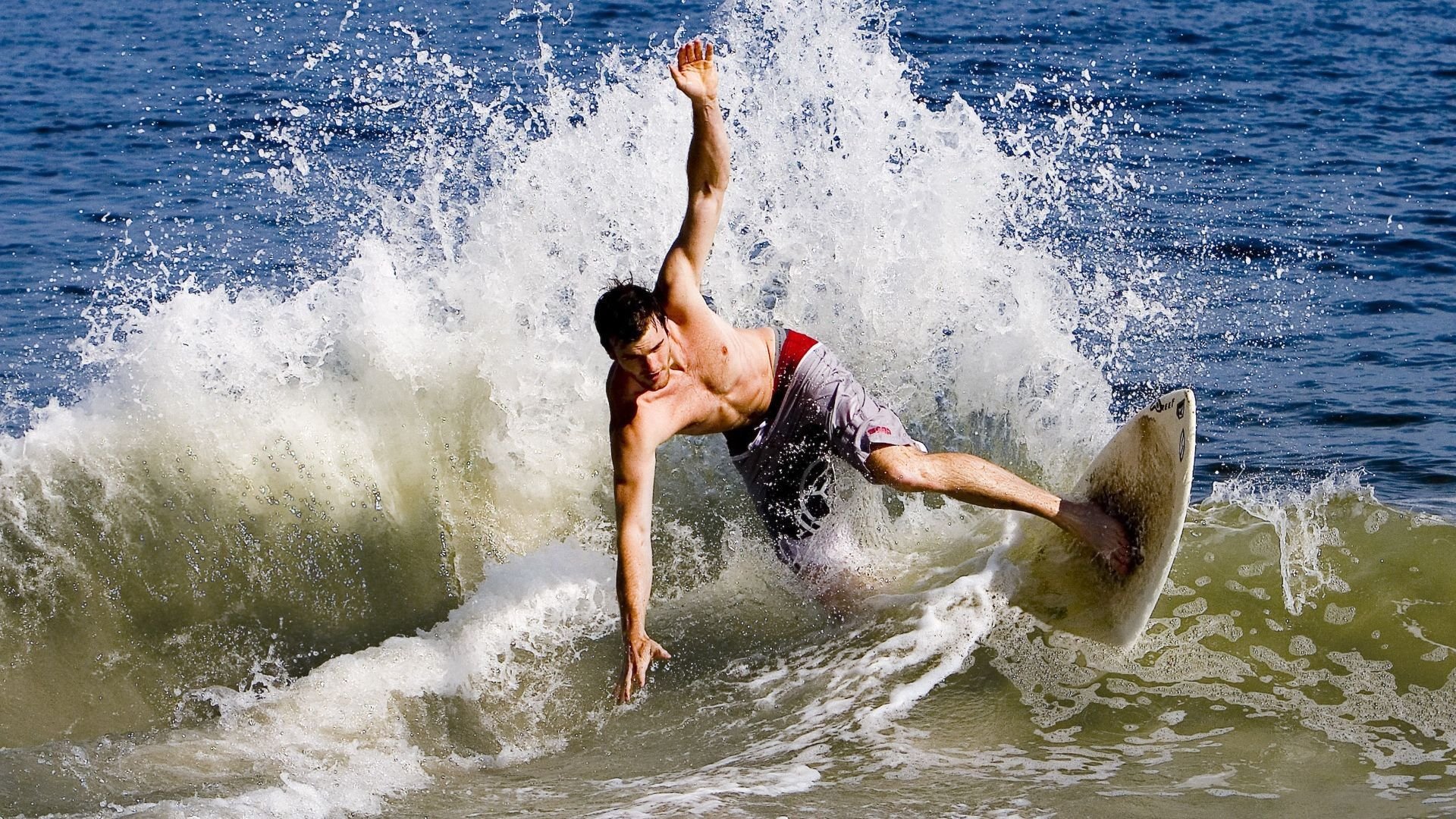 绝杀时刻,拉塞尔如何用0.2秒的智慧,将红牛逼入绝境